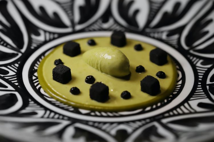 Karim ("crema" in arabo) di pistacchio, caviale di aringa affumicata e mela verde con pane nero. Uno dei piatti più celebrati di Noor
