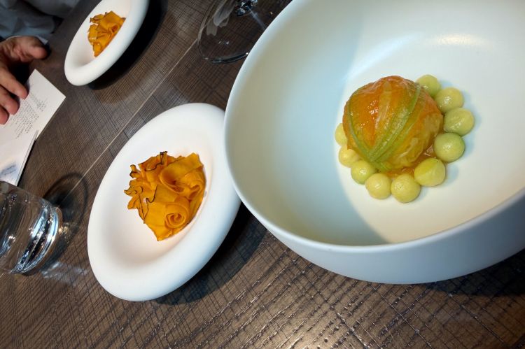 A sinistra, “spaghetti” di zucca, a destra una foglia vegetale che racchiude frammenti di zucca jiangbing dello Yunnan, leggermente grigliati al carbone. Piacevolissime note di fumo ma anche freschezza