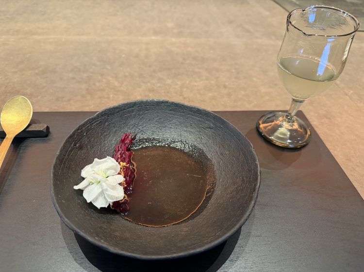 Kombucha di pandan in abbinamento a una riduzione di barbabietola con chiodo di garofano e fiori di magnolia grandiflore