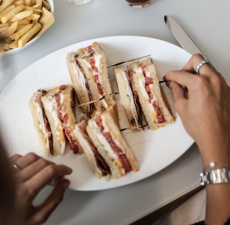 Il Club sandwich è in due versioni: classico (35 euro) o vegetariano (32 euro)
