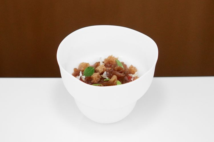 Insalata di pomodoro: panna cotta al basilico, agretto di pomodoro, semi di pomodoro e scalogno alla soia. Dopo la concentrazione del primo passaggio, il pomodoro torna così nella sua dimensione più succosa, erbacea e immediata