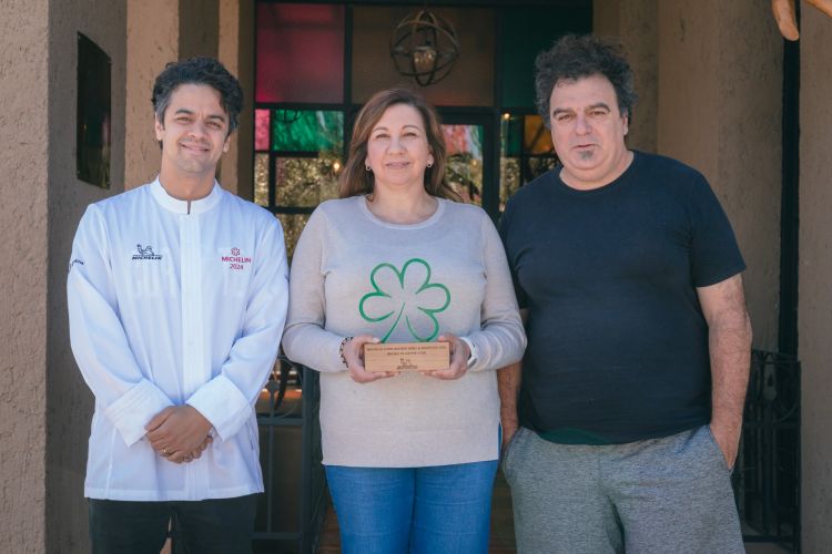 Ale Vigil assieme allo chef Ivan Azar, che ha appena ricevuto la sua prima stella a Casa Vigil, e alla moglie Maria Sance, bromatologa, professoressa universitaria e imprenditrice, impegnata in iniziative di sostenibilità ambientale e sociale
