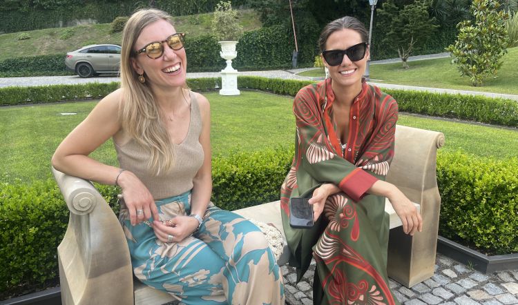 Chi di certo è destinata ad arrampicarsi a vette superiori è la canadese Jessica Rosval de Al Gatto Verde, qui in foto in un momento di relax con la sous chef Alessia Belladonna (a sinistra). All’orizzonte per la canadese, si intravede il titolo di Miglior chef donna e l’ingresso del suo ristorante nei 50. Accettiamo scommesse