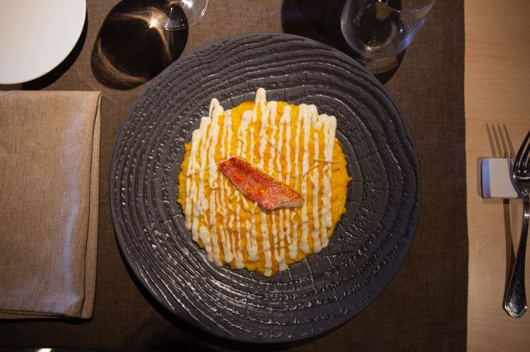 Risotto allo zafferano con la triglia e il suo fondo, i pinoli e il limone candito
