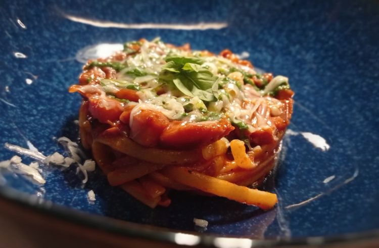 Linguine Pastificio Gentile con bolognese di mare, cacioso di bufala e basilico