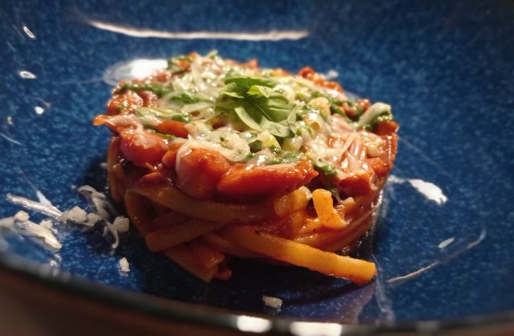 Linguine Pastificio Gentile con bolognese di mare, cacioso di bufala e basilico
