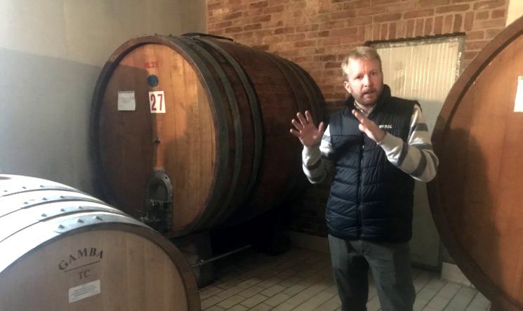 Luca Ferraris nella sua cantina di affinamento
