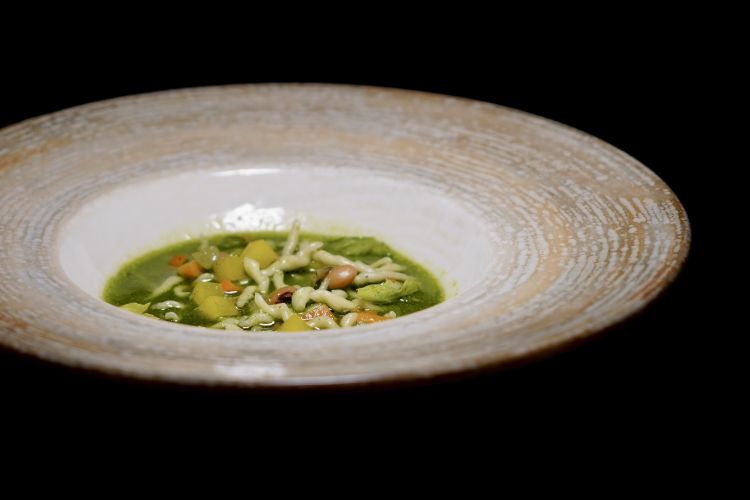 Minestrone tiepido alla genovese: un piatto che sta riscuotendo grande successo. Comprende basilico maison, trofie, potage di verdure miste dell’orto e consommé vegetale chiarificato, oltre a un filo di evo a crudo e a una grattata di parmigiano. La sua caratteristica distintiva è essere "semi crudo": tutti gli ingredienti, ad eccezione del fagiolo dell’occhio, cuociono per un solo minuto in acqua e sale