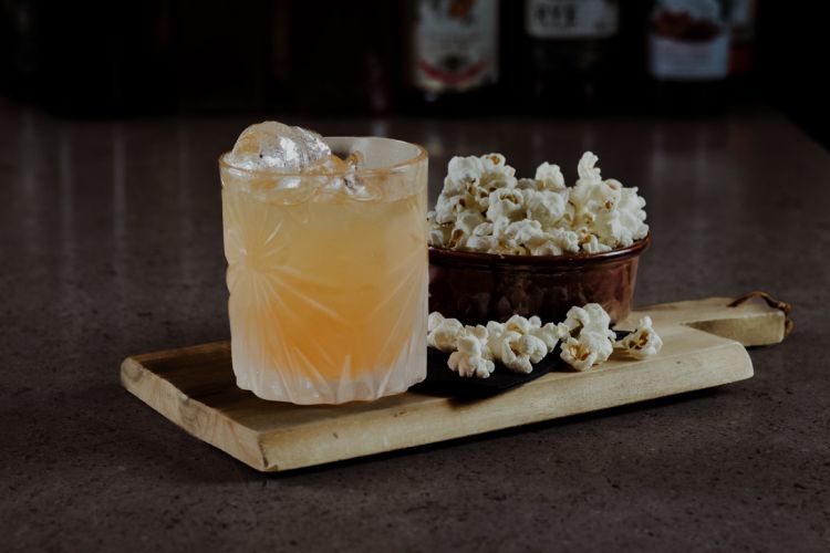 My pop yourn corn: sciroppo di popcorn, Talisker Skye, Disaronno, angostura
