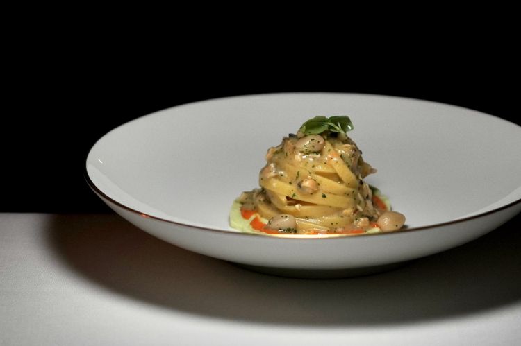 Pasta di fagioli: bavetta realizzata in parte con farina di fagioli di Controne, con salsa di cozze, prezzemolo e ‘nduja. Un piatto verace