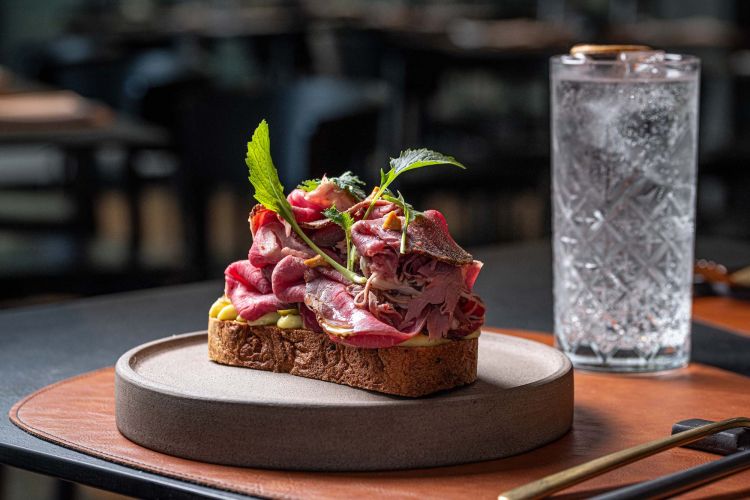 Pastrami di manzo speziato e affumicato su focaccia integrale, maionese chipotle