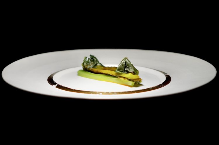 Peperone verde, mandorla amara e basilico ossidato. Il peperone verde - sia crudo che scottato - &egrave; affiancato dalla mandorla amara e dalle foglie di basilico ossidato. &Egrave; uno dei piatti pi&ugrave; direttamente riconducibili alla memoria della cucina meridionale, ma viene riletto con grande pulizia: la dolcezza vegetale e arrostita del peperone incontra l&rsquo;amaro della mandorla e il profumo del basilico
