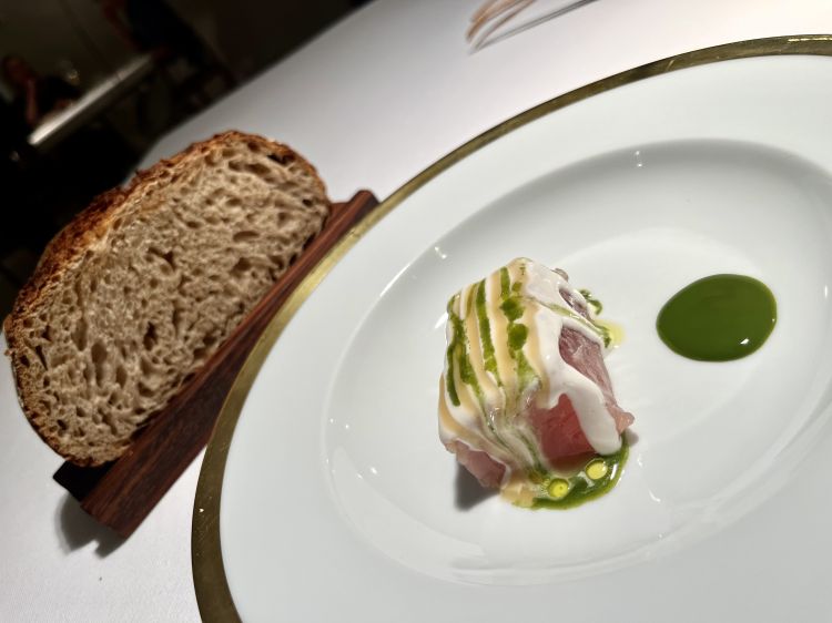 Trota, mandorla e alloro
La trota è eviscerata, asciugata nella cella, avvolta nella rete, cotta in forno, porzionata e servita
con una salsa di dragoncello e mandorla e un'emulsione di alloro accanto