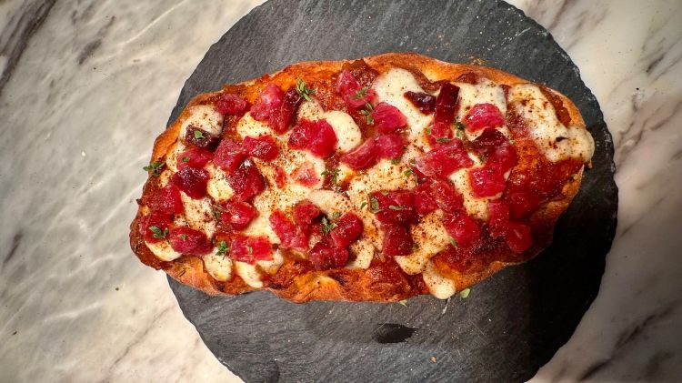 Limone ad agosto: pizza in pala impasto con semola, farro integrale e tipo 0, crema di cipollotto nocerino, tartare di tonno rosso, timo limone, polvere di limone bruciato, fiordilatte