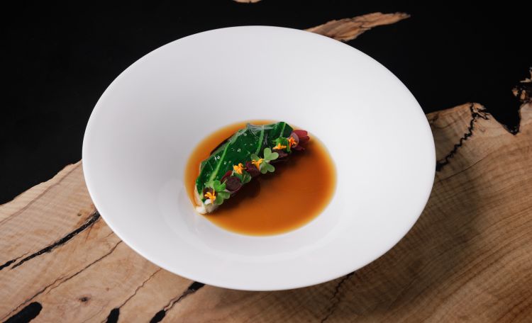 Raviolo
Raviolo vegetale, scalogno e brodo umami. Un piatto costruito sulla delicatezza: pochi elementi lavorano sulla concentrazione del gusto e sulla profondità del brodo