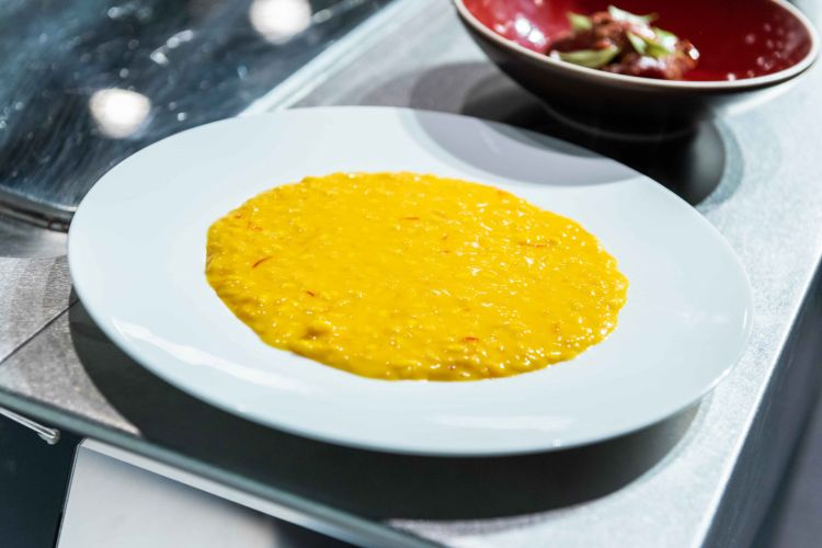 Risotto alla milanese mantecato con grasso di rognone alla brace
