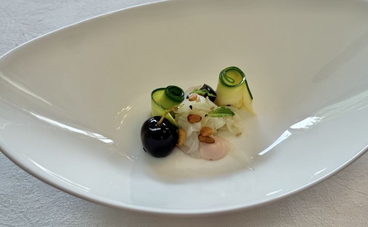 Seppia con semi di sesamo, zucchine, pinoli e ciliegia