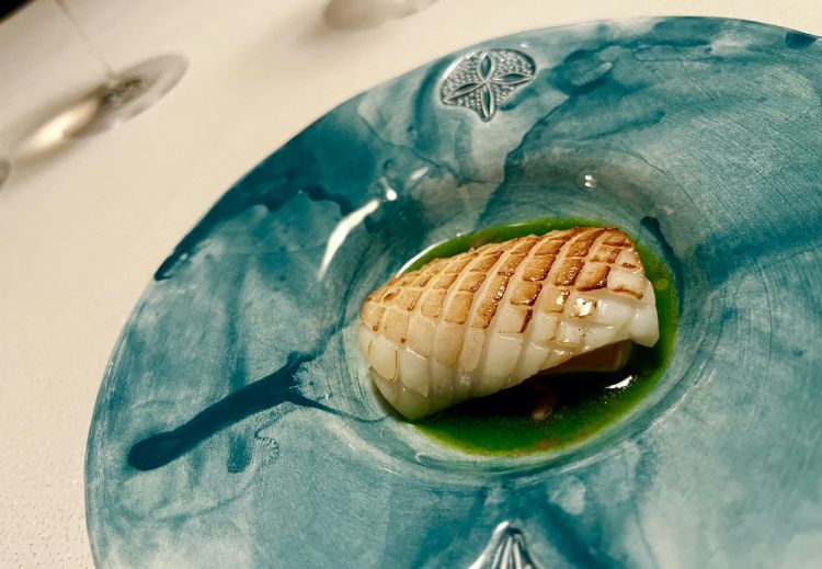 Calamaro, cime di rapa, nocciole e foie gras
La ;masticazione tenace, figlia dello spessore importante del calamaro grigliato, riesce persino a far scivolare in secondo piano la prepotenza selvatica del foie gras e gli altri elementi