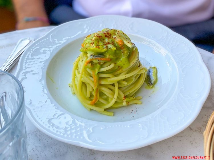 Spaghettoni con alici e fiori di zucca (foto Passione Gourmet)
