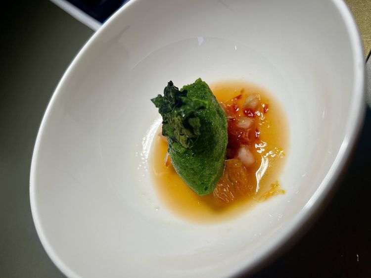 Inverno: cavolo nero, arancia e finocchio candito
Josefina Zojza 
La cuoca, 27enne di natali albanesi, ha voluto rammentare l'inverno passato con un pre-dessert che mette assieme sorbetto di cavolo, arancia e finocchio candito
