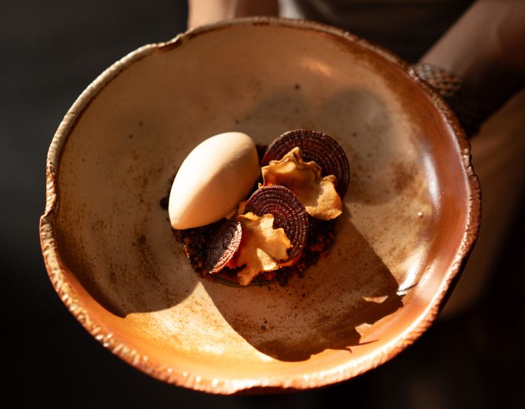 Dopo il pre-dessert (un inno fresco al riso dolce, con amazake, la scoby del kombucha, longan e cracker di riso), ecco il dolce principale, The Forest, un paesaggio commestibile che riproduce le foreste tropicali della Tailandia, con un cioccolato piuttosto terroso e crumble di funghi selvatici su un'emulsione di pandan (pandanus amaryllifolius), wolffia (pianta acquatica iper-proteica dalle acque della provincia a sud di Ratchaburi), biscotto di topinambur e noce moscata candita. E' finita con una tuile croccante e un gelato di funghi testa di scimmia (lion's mane) e noce moscata
