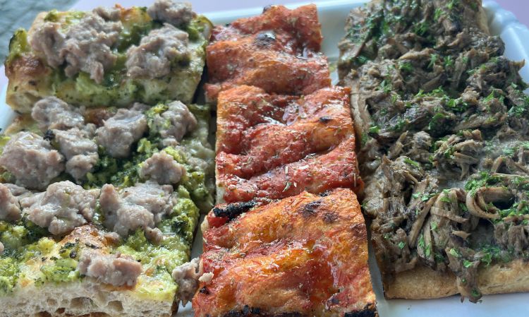 Tris di pizza in teglia: salsiccia e broccoli; rossa e brasato di manzo
