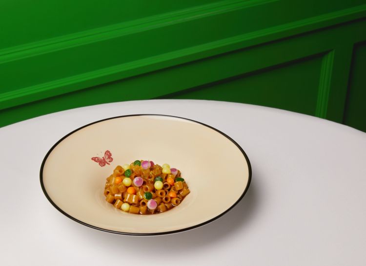 In fondo al mare: ditalini con verdure croccanti a rondelle su demi-glace di seppia, allungata con brodo vegetale. Favoloso