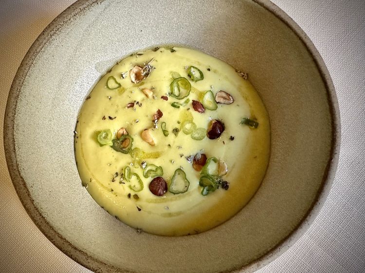 Vellutata di patate e porri, nocciole piacentine tostate di Bagai, tuorlo d’uovo affumicato di Biofilia, maggiorana. Sorprendente, avvolgente e divertente: il tuorlo è sul fondo e lo si scopre “scavando” nel piatto