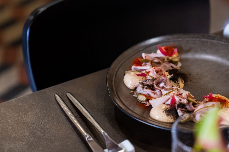 Vitello tonnato con pimenton e cipolla rossa