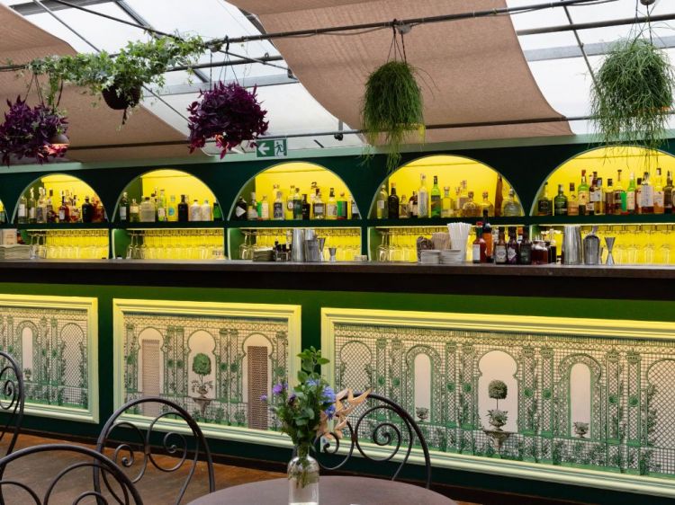 Completamente rinnovato anche il bancone bar del bar manager Lapo Scacciati
