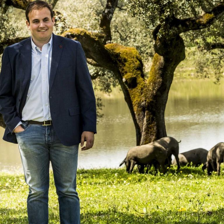 José Gomez fotografato nella dehesa dove vivono i maiali Joselito