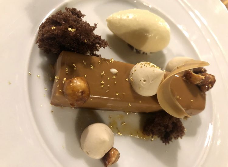 Lingotto alla nocciola pralinata e gelato al vin santo
