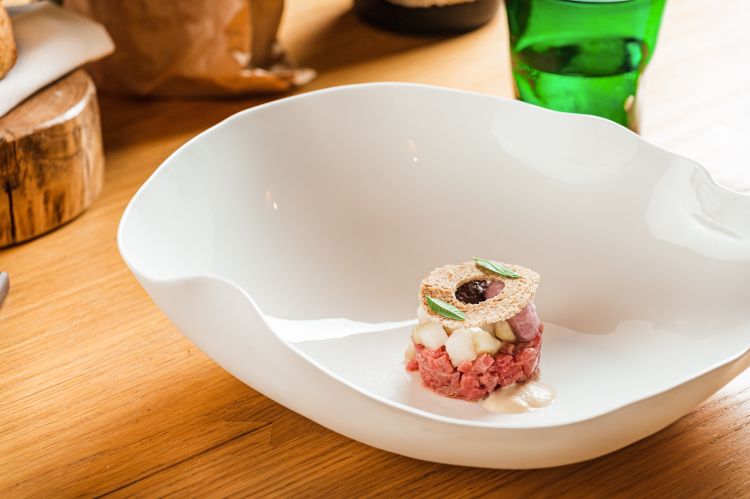 Tartare di bufala, melone, cipolla rossa, sedano, olive di Gaeta e mandorle
