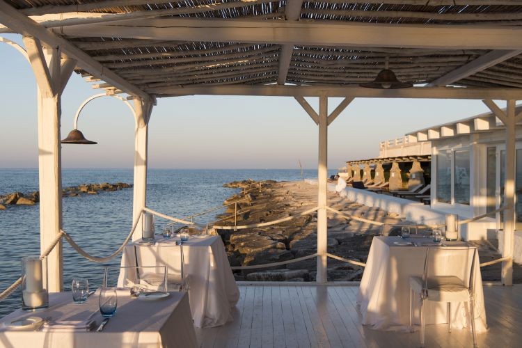 Il ristorante SaleBlu del boutique hotel La Peschiera. Lo chef è Vincenzo Montanaro, classe 1987, di Polignano. Cucina di mare, grandi crudi all'inizio, poi per secondo un ottimo Rombo con ristretto di zuppa di pesce e cavolo cappuccio
