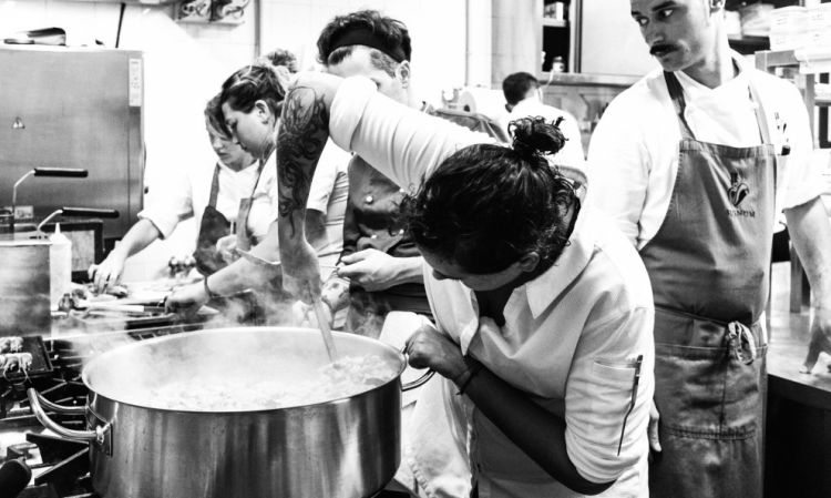 Caruso al lavoro sotto gli occhi del suo sous Giacomo Caravello
