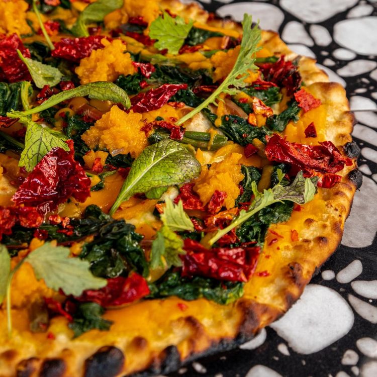 La Smashing: crema di zucca hokkaido, misticanza, chutney di zucca agli agrumi, peperone crusco e foglie di senape