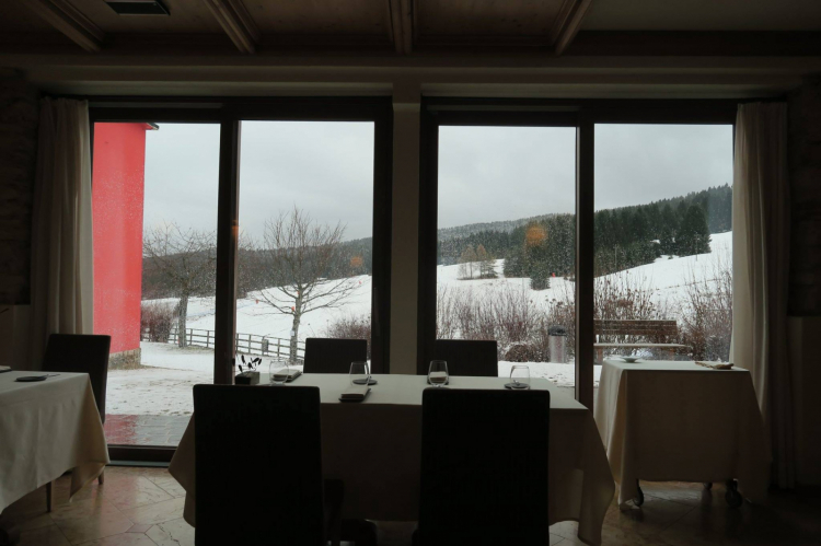La Casa Rossa che ospita la Tana, in frazione Kaberlaba, è circondata da dolci piste da sci