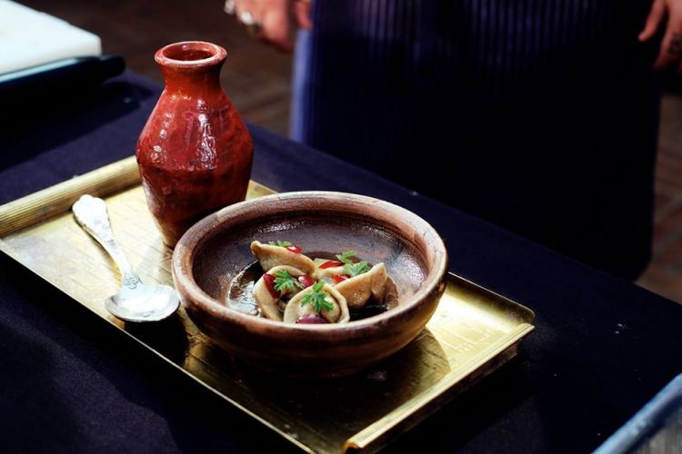 I Ravioli di carne con brodo di yogurt e giuggiole di Eugenio Boer
