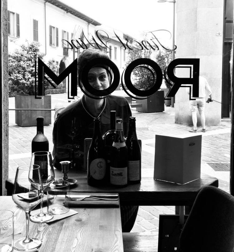 Marika Prina dietro alla vetrina del Finest Wine Room