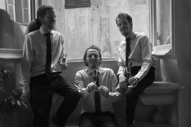 I tre fratelli Abarbanel, Yoel è il primo da destra ed è il più giovane. Gli altri due, Benny e Jonatan, gestiscono Les Rouges - Cucina & Cocktails a Genova
