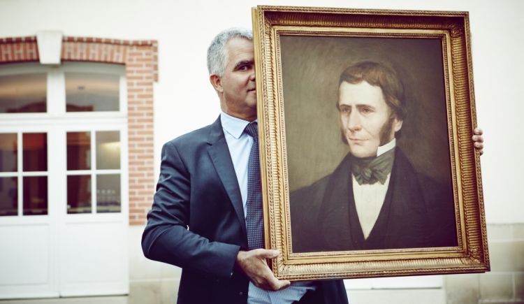Olivier Krug plays with the portrait of the Maison’s founder