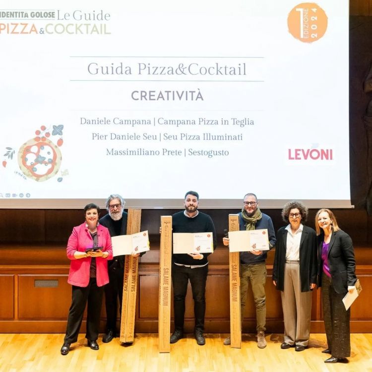 Fine febbraio 2024: Daniele Campana conquista, con Pier Daniele Seu e Massimiliano Prete, il premio Creatività per la prima edizione della Guida di Identità Golose alle Pizzerie e Cocktail Bar d'autore
