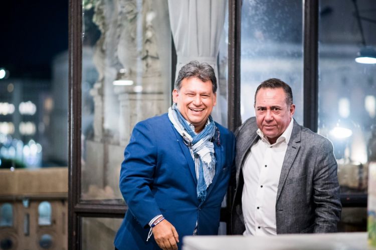 Mauricio Solórzano, global brand ambassador di Flor de Caña, con Dom Costa, mixology manager di Velier