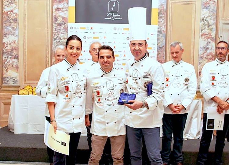 Rocco Scutellà, a destra, premiato per il proprio panettone al concorso Il panettone secondo Caracciolo