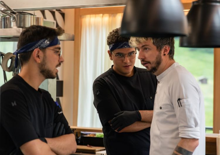 Attilio Galli, in bianco, al lavoro nella sua cucina