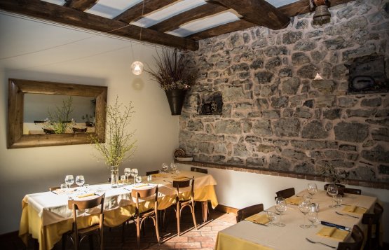 La Trattoria Dentella (tel. +39.0345 97105), loc