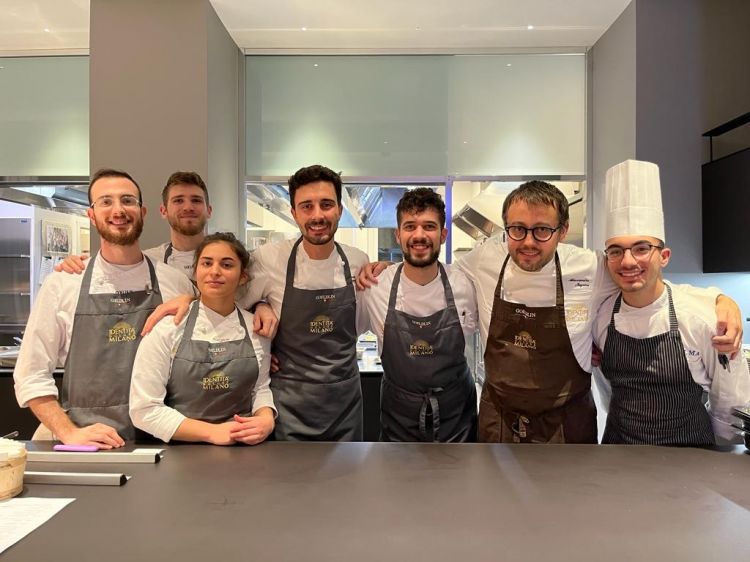 Lo chef Alessandro Negrini col team di Identità G