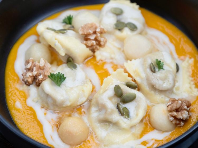 Lo chef Mario Castellano racconta: «Reinterpretiamo la tradizione italiana con tocchi di creatività e contaminazioni fusion, in perfetta sintonia con lo spirito delle Serre»
