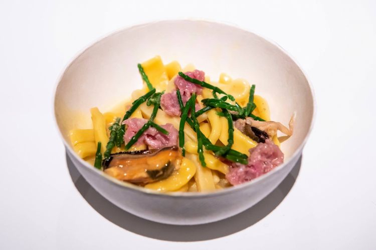 Scialatielli alla curcuma con frutti di mare e tartare di manzo