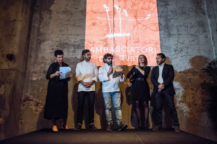 Sul palco, Francesca Barberini, Cesare Battisti e Carlo Cracco con Anna Fratini e Fabio Barbieri, del Centro di Formazione Professionale Alberghiero di Amatrice
